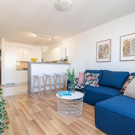 Navy Aesthetic Apartment With Balcony By Noclegi Renters Varsó Kültér fotó