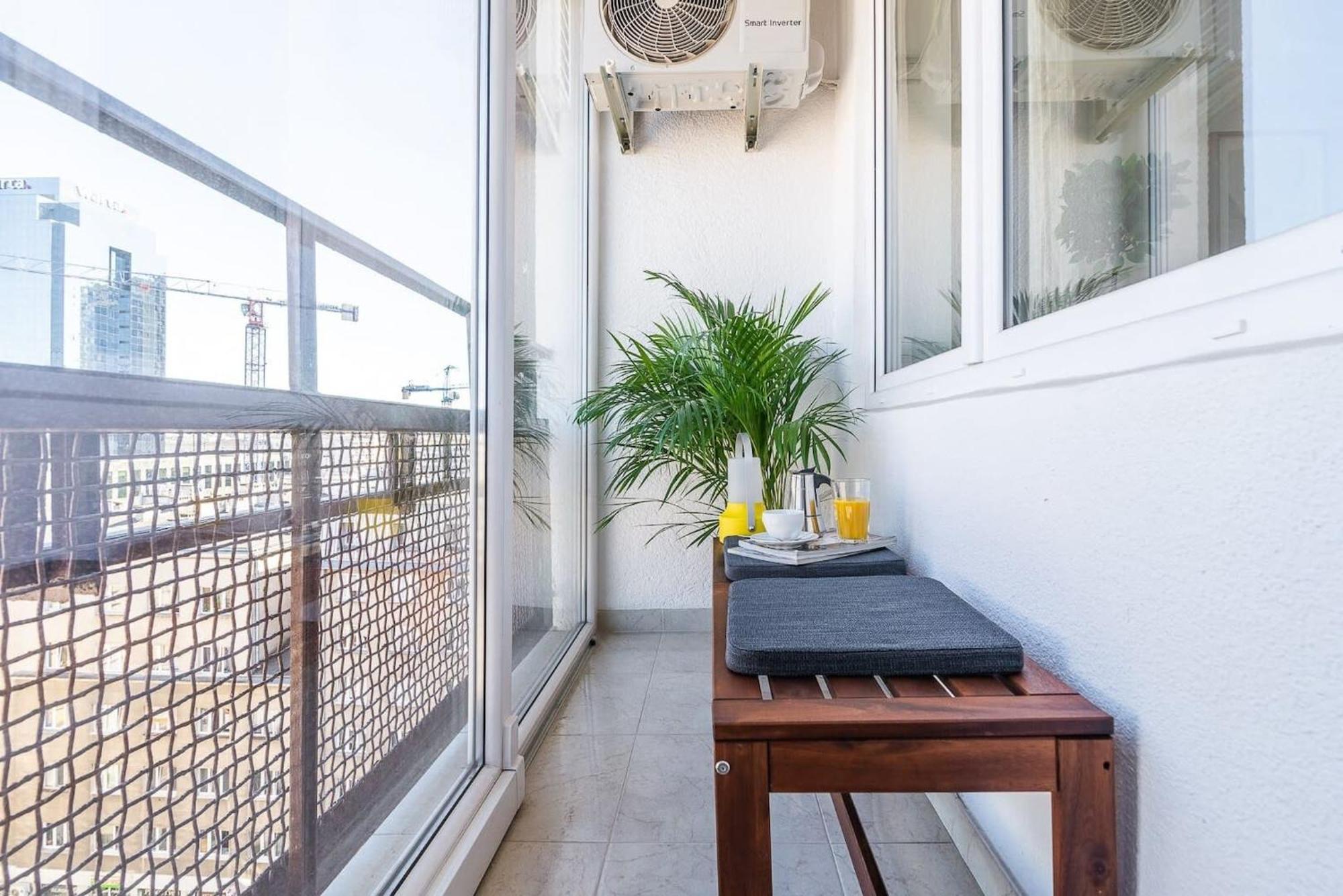 Navy Aesthetic Apartment With Balcony By Noclegi Renters Varsó Kültér fotó